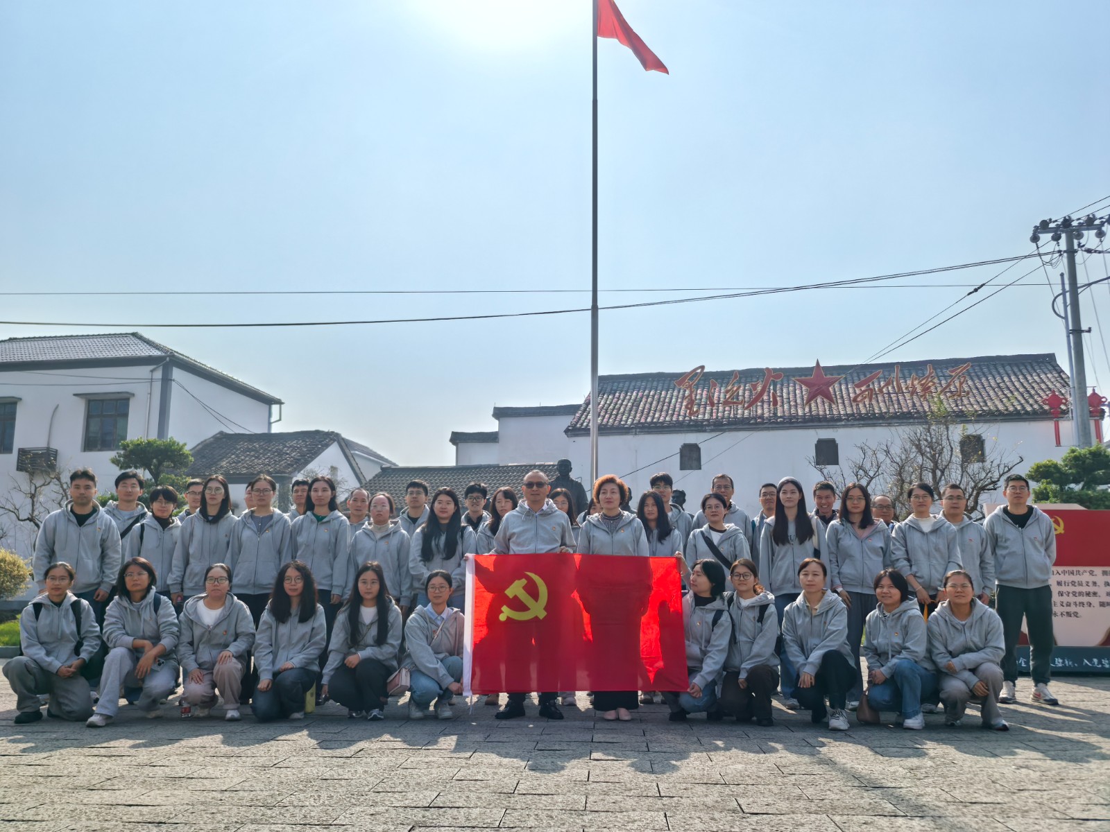 /web/files/2025-11-18/6529808613464a51a34534b43094e4db.jpg 第一站 老石坎村合照.jpg